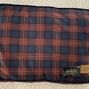 New with tags Pendleton Plaid Velvet Dog Bed- Size small